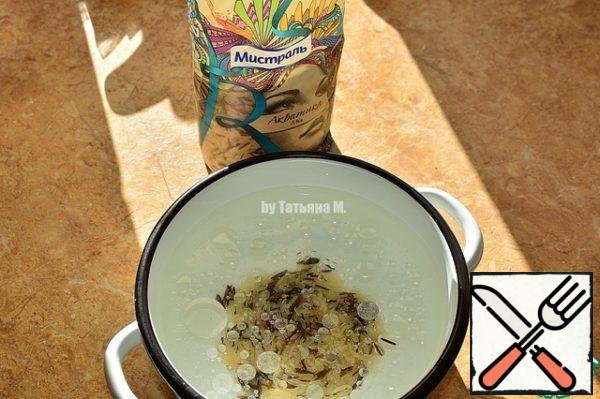 Strain the broth and add the rice, put it to cook.
