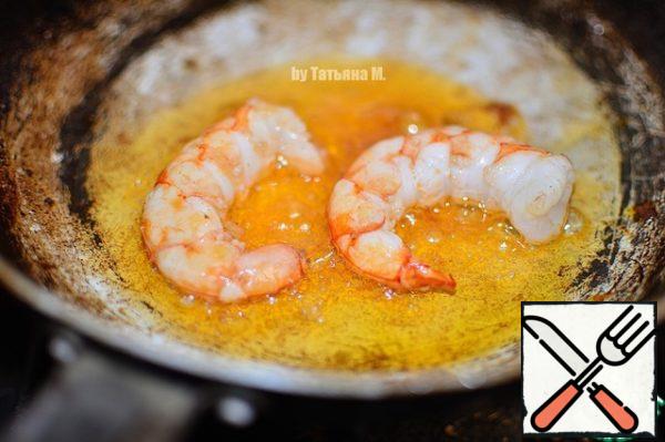 In the remaining oil fry shrimp, put in a soup.
