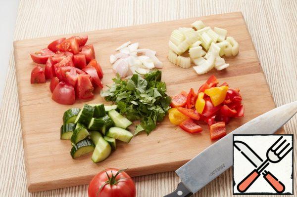 Wash all vegetables and greens.
Scald the tomatoes with boiling water, peel, finely chop. Slice a cucumber, celery, onion, garlic.
From sweet bell pepper to remove the seeds. Cut the bell peppers into small pieces.