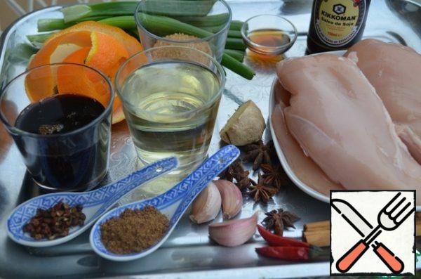 Put peeled garlic, peeled and sliced thin of ginger, anise, cinnamon sticks, chili, wine, soy sauce, orange peel, water, oyster sauce and sugar in a large pot with a thick bottom and put on a big fire. Bring to a boil, reduce the temperature to medium and add chicken breasts.