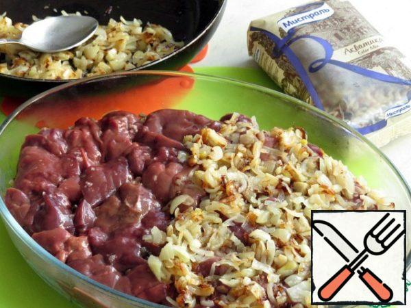 Spread fried onions on the liver.
