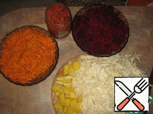 Vegetables clean, finely chopped cabbage, carrots and beets grate on a grater, potatoes cut into slices.

