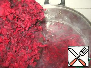 In the boiled water (4 liters), first put the beet and boil for 10 minutes.
Beets pre-fry, it is cooked raw.