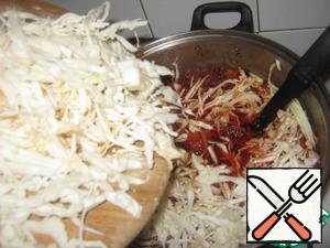 After that time, and add cabbage.
Cook for 10 minutes. At the same time add the sliced potatoes