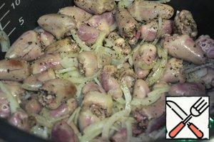Cut the onion into quarters and add to the chicken hearts, mix, salt, pepper. During the cooking time stir a few hearts, so they browned on all sides.