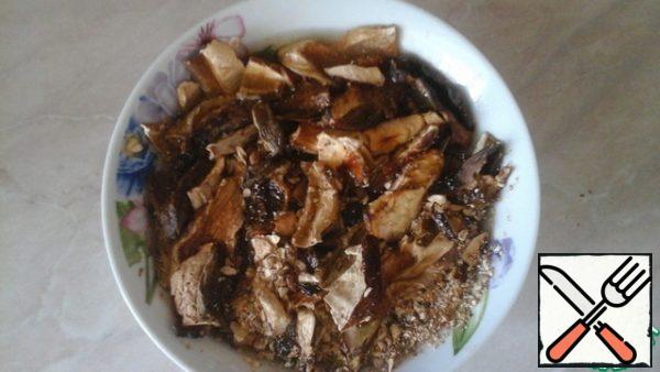 Soak the mushrooms for 2 hours in cold water. After that, drain the water, rinse the mushrooms and cook for 40 minutes.
