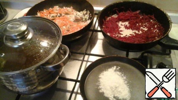 We work with three pans. First pan fry the onion with the carrots, add the tomato puree, a good simmering.
In the second - simmer the beets, then dilute with mushroom broth, boil for 10 minutes.
In the third pan slightly roasted the flour pour mushroom broth, give boil.
