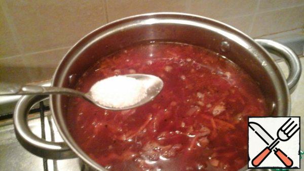 In boiling broth lay spasserovannye onions with carrots, flour, beets, mushrooms, beet kvass and add a spoonful of sugar (to taste). Try! Depending on taste preferences add either sugar or kvass. Cook for another 5 minutes. Add salt, pepper,Bay leaf.