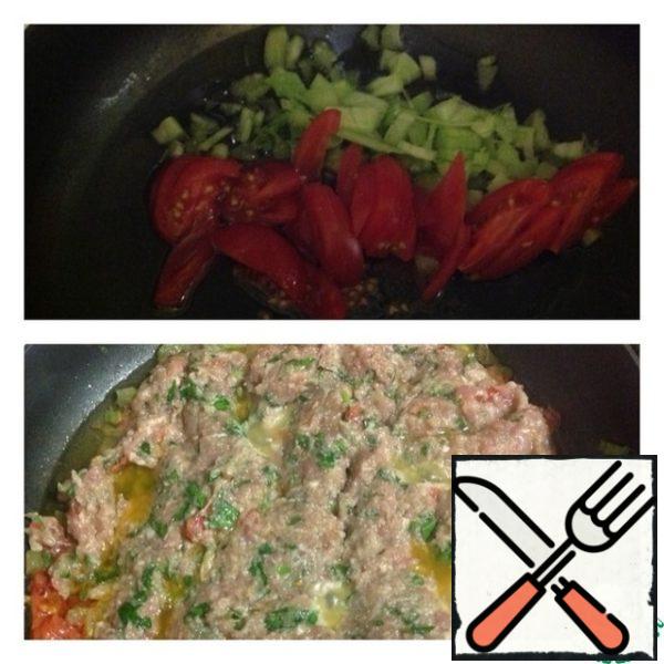 Pour the oil into a preheated frying pan. The remaining tomatoes are also peeled and finely diced, put in a frying pan. We also send diced celery there. Fry for 3 minutes, then put the minced meat and fry over medium heat with constant stirring for 10 minutes.
