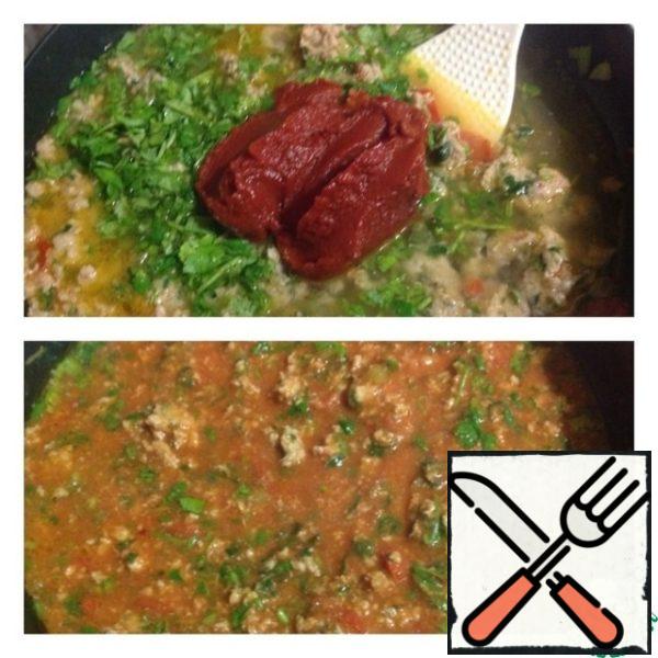Reduce the heat, add tomato paste and finely chopped cilantro, as well as a glass of water (or more). When the lid is closed, simmer for 10 minutes.
