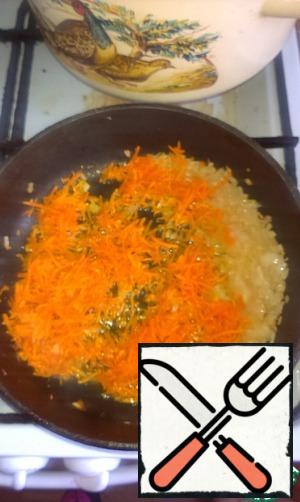 Meanwhile, pour remaining pan fat in plate, then  wash the pan and on the fat do roast of carrots and onions.
