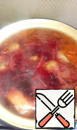 When ready broth, add the beets, cut into strips, and a handful of grated on a coarse grater carrots. Cook the beets until discoloration, the time slicing the potatoes.