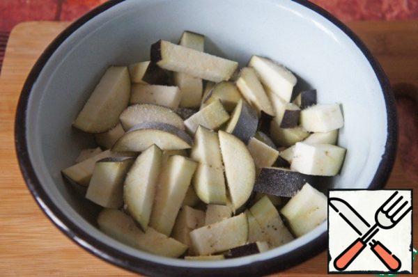 Meanwhile prepare vegetables: wash them and peel them.
Eggplant peel, cut into large cubes, salt and set aside. Carrots and celery to chop thin straws. Onions to chop.