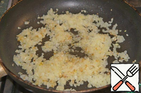 In a saucepan heat 3 tbsp oil, fry gently the onion until Golden brown.