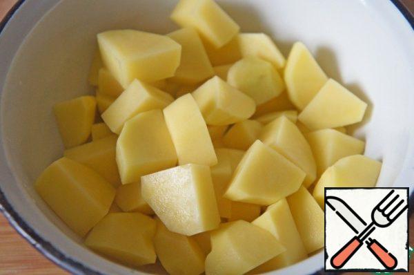 Cut the potatoes into slices, wedges or cubes, as you like.