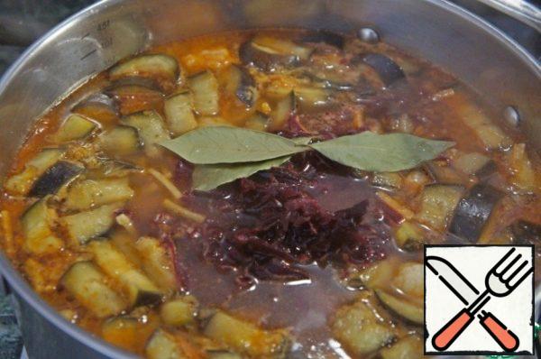 Return meat to soup, add beets and Bay leaf and again bring to boil. Reduce the heat to low, and then the borscht stew a couple of minutes.