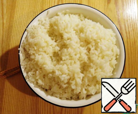 Pour the washed rice into a liter of boiling, salted to taste-water.
Cook for 15 minutes in boiling water until ready. Take rice into a colander. Get here is such crumbly rice.