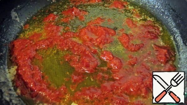 In a frying pan melt the butter, add tomato paste and mix until smooth.