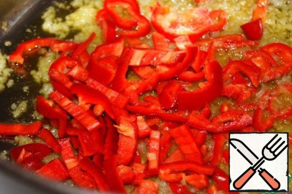 In a wide saucepan with a thick bottom, heat the oil 2 tablespoons, add 1 onion grated on a grater, simmer for 1-2 minutes, then add pepper, cut into thin strips, and simmer for 2-3 minutes.