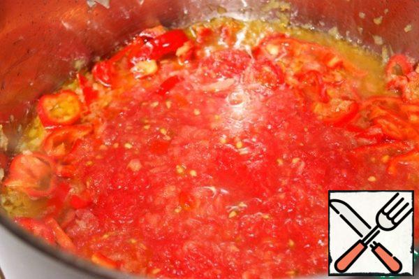 Add the peeled tomatoes and wine, bring to a boil, season with salt and pepper, simmer for 2-3 minutes, add the broth and bring to a boil. Remove from heat, add basil and oregano, a pinch of sugar and simmer for 4-5 minutes.
