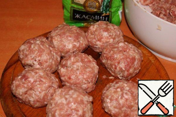 Form small meatballs from minced meat.