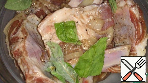 Mix thoroughly meat.
Add to the meat a few mint leaves.
Leave the meat to marinate at least a couple of hours!