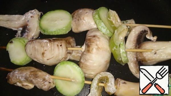 Wash vegetables, peel, cut.
Sprinkle with vegetable oil and soy sauce, leave for 5-10 minutes. Then add the vegetables to the mayonnaise and leave for 25-30 minutes.
String on skewers and fry in a pan for 5-7 minutes.