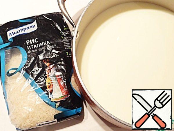 We prepare the rice layer. Pour milk into a saucepan, add rice, sugar, salt and cook porridge.
