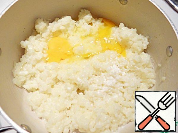 To porridge add eggs and vanilla, mix.