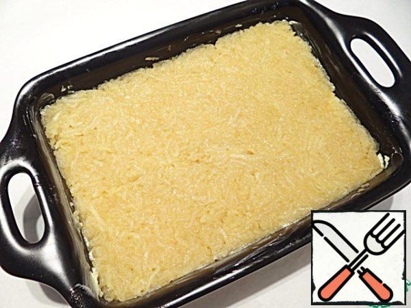 Grease the mold (the size of my mold is 16 * 23 cm) with butter. Lay out half a layer of rice, level the surface. Then I lay out a layer of apples, level the surface again.
