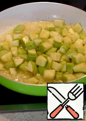 Onions, garlic to peel, and cut into dice.
Fry until soft, add the diced zucchini.
Put out over medium heat for 7 minutes.