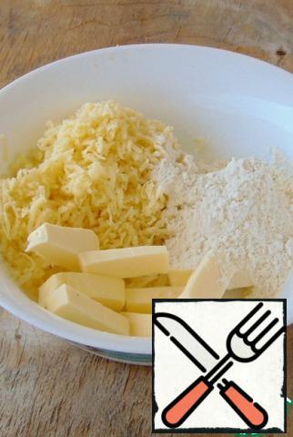 Cheese rub on a fine grater, add the sliced butter and flour (you can take corn flour, it turns out even tastier)
Grind into crumbs.

