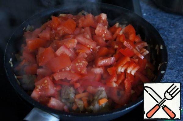 Tomatoes and peppers to add together, and fry until the tomato puree forms a mass.