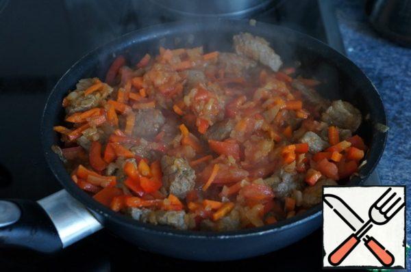 Next, pour boiled hot water into the pan so that it covers the contents by 5 cm.
Then add the potatoes and garlic and cook over moderate heat until the potatoes are ready.