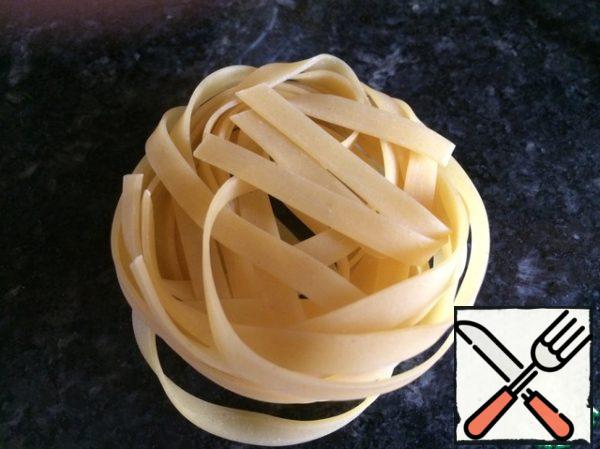 In a separate pot boil noodles long and flat, it is usually sold in the nests. For a single serving, I boil 2-3 nests. 