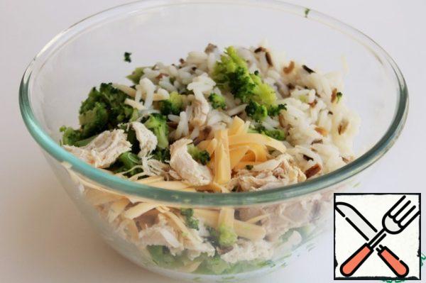 In a large bowl, mix the boiled rice, cheese, chicken and broccoli. Add salt and pepper to taste. To interfere. The filling is ready.
