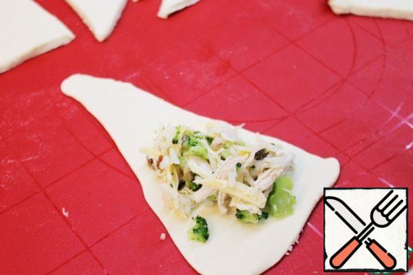 Preheat the oven to 375F or 190C
Cut the finished puff pastry into triangles. Put the filling in each triangle and wrap it in a bagel, trying to keep the filling hidden.