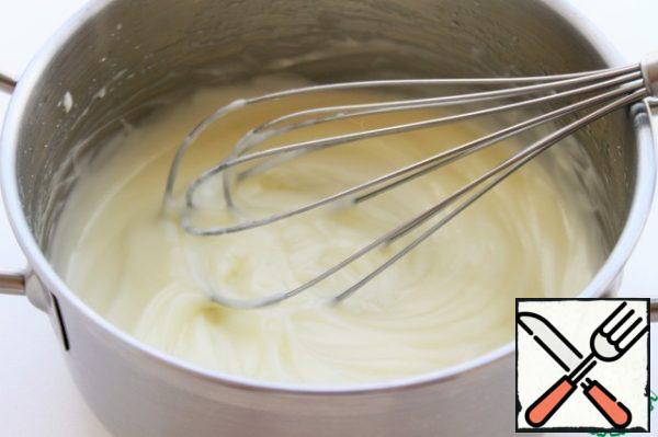 While we bake the bagels, we will prepare the sauce.
Melt the butter in a saucepan. Add cornstarch, mix thoroughly and cook for one minute.
Add the chicken broth and whisk until smooth.
Cook the sauce over low heat, stirring constantly, until thickened.
In a separate saucepan, heat 1 cup of milk. The milk should be hot.
Add hot milk to the sauce. Stir and add half a cup of sour cream. Stir again.
Grate the cheddar cheese on a fine grater. Add to the sauce and mix thoroughly. Add sugar and salt to taste. Cook the sauce over low heat until the cheese melts.
The sauce is ready.