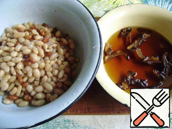 First, let's get down to the preliminary work. Soak the beans overnight and cook. Soak a handful of dried mushrooms in water for 2 hours.
