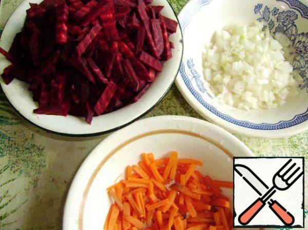 Onions cut into small cubes. Beet and carrot cut into cubes. Onion fry in vegetable oil until Golden brown, add carrots and simmer for 3 minutes. Then add beetroot and tomato paste and simmer under the lid for 15 minutes.