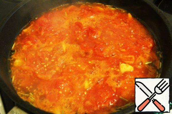 Add the canned tomatoes to the pan, mash them in the pan with a fork (if necessary), fill the jar with tomatoes with half water and pour into the pan, add salt and simmer for 30 minutes until the sauce evaporates twice. Then try again to add salt and season with acid, if the sauce is noticeably "sour", add 1 teaspoon of sugar (this may not be necessary).
