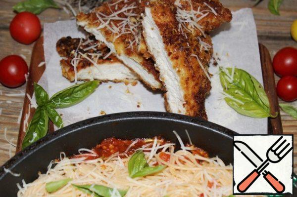 The chicken is ready, put the spaghetti in the pan to tomato sauce, mix well, serve, sprinkle with the remaining Parmesan and Basil leaves.