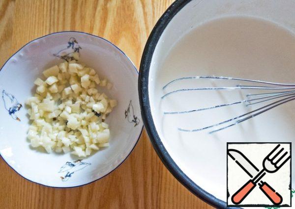 Meanwhile, until the dish is baked, prepare the sauce. Milk at room temperature is thoroughly mixed with mayonnaise and finely chopped garlic. Do not reduce the amount of garlic. In this dish he has a very soft, delicate and delicate taste! It's delicious! 