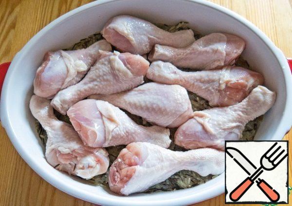 Use chicken legs. Season the chicken legs with salt and pepper, put them on rice, sprinkle with vegetable oil and send them to a preheated 180 degree oven until the rice is ready. It took me 50 minutes. It is necessary to avoid burning rice. That is, if necessary, water should be added. I poured water twice every 20 minutes. Almost at the same level as the first time. After 50 minutes, the rice was ready.
