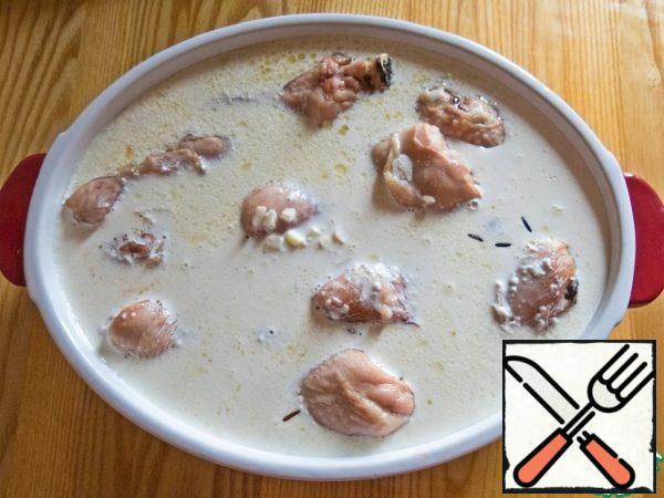 So, after the rice and chicken are ready, take the dish out of the oven. The oven temperature is increased to 220 degrees. Pour the sauce over the dish and send it back to the oven.

