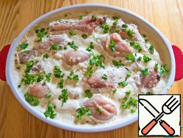 When the sauce start to boil, take out and allow to stand for 5 minutes, the dish is slightly warm and soaked. Before serving, sprinkle with parsley. Our "chicken with garlic on rice" is ready!