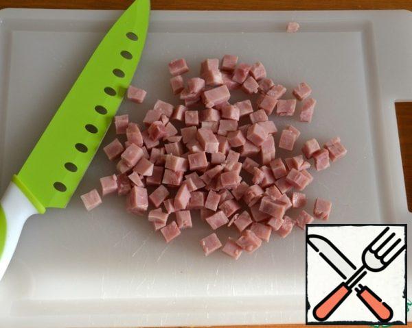 Meanwhile, cut into small cubes of boiled ham.