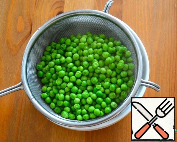 At the same time prepare green peas. It can either be boiled in a steamer or directly in boiling water for about 3-4 minutes, without bringing to full readiness, when the peas still retains its fresh green color.