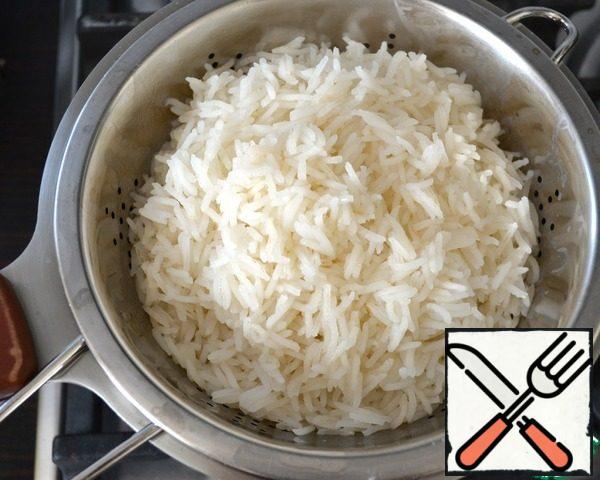 Meanwhile, cooked rice put in a colander and drain the water. Set aside for a while.
