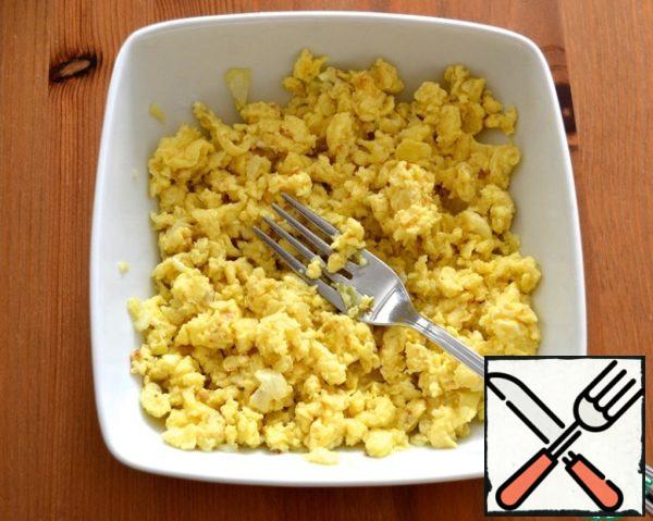 Once the eggs are fried (it will take about 1-2 minutes), put them in a plate and knead another fork, breaking into small lumps.